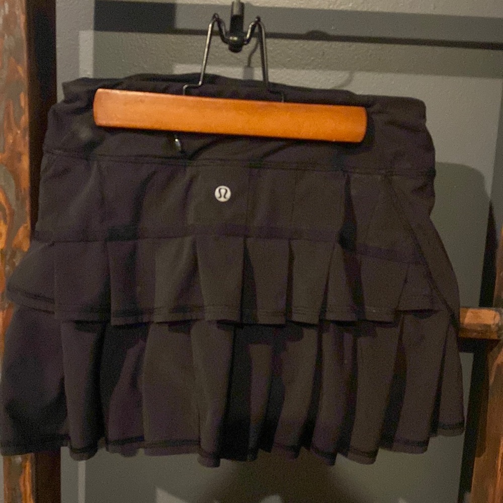 Lulu Lemon Skort with pleated back detail size 2